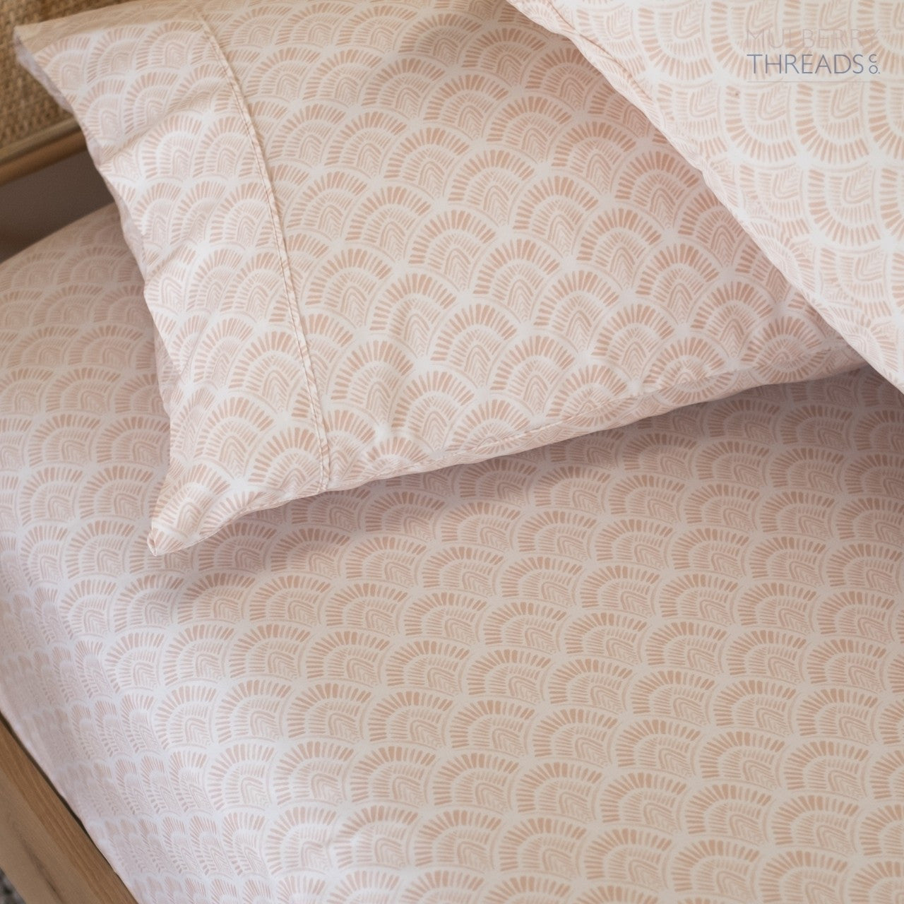 Bamboo Fitted Sheet - Peach Scallop